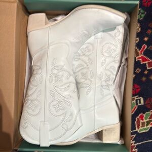 White Cowboy Boots - 8.5W